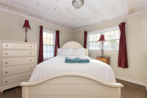 2 bedroom 1 bath vacation rental just 1 block from Kids Corner and the blue stairs beach access